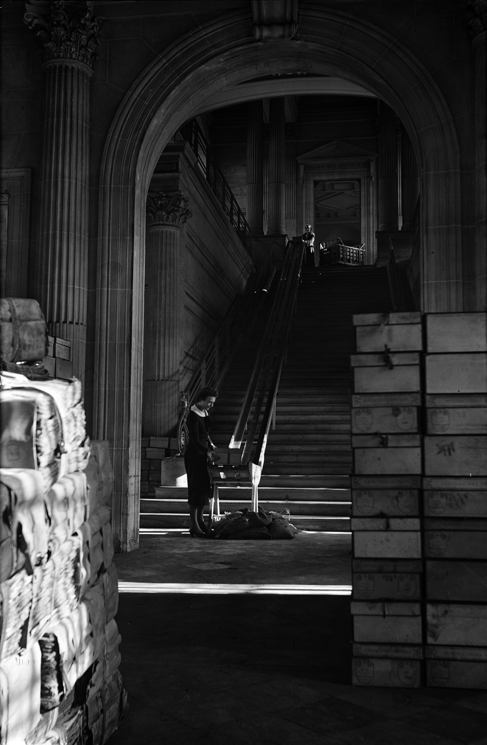 Des caisses et des documents sont déplacés à l’entrée des Archives nationales en 1939.