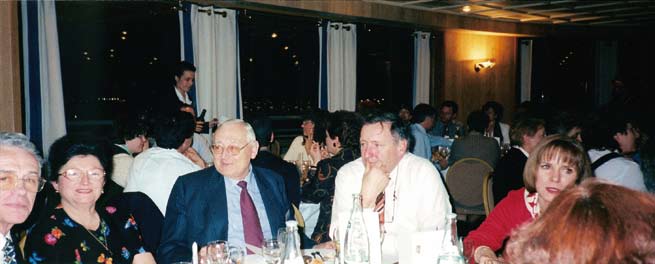 Des participants réunis autour des tables pendant le 40e anniversaire fédéral.