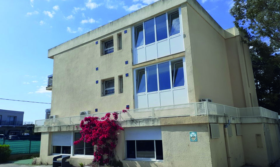 Façade de la maison d’enfants Les Romarins, avec ses fenêtres et ses terrasses.