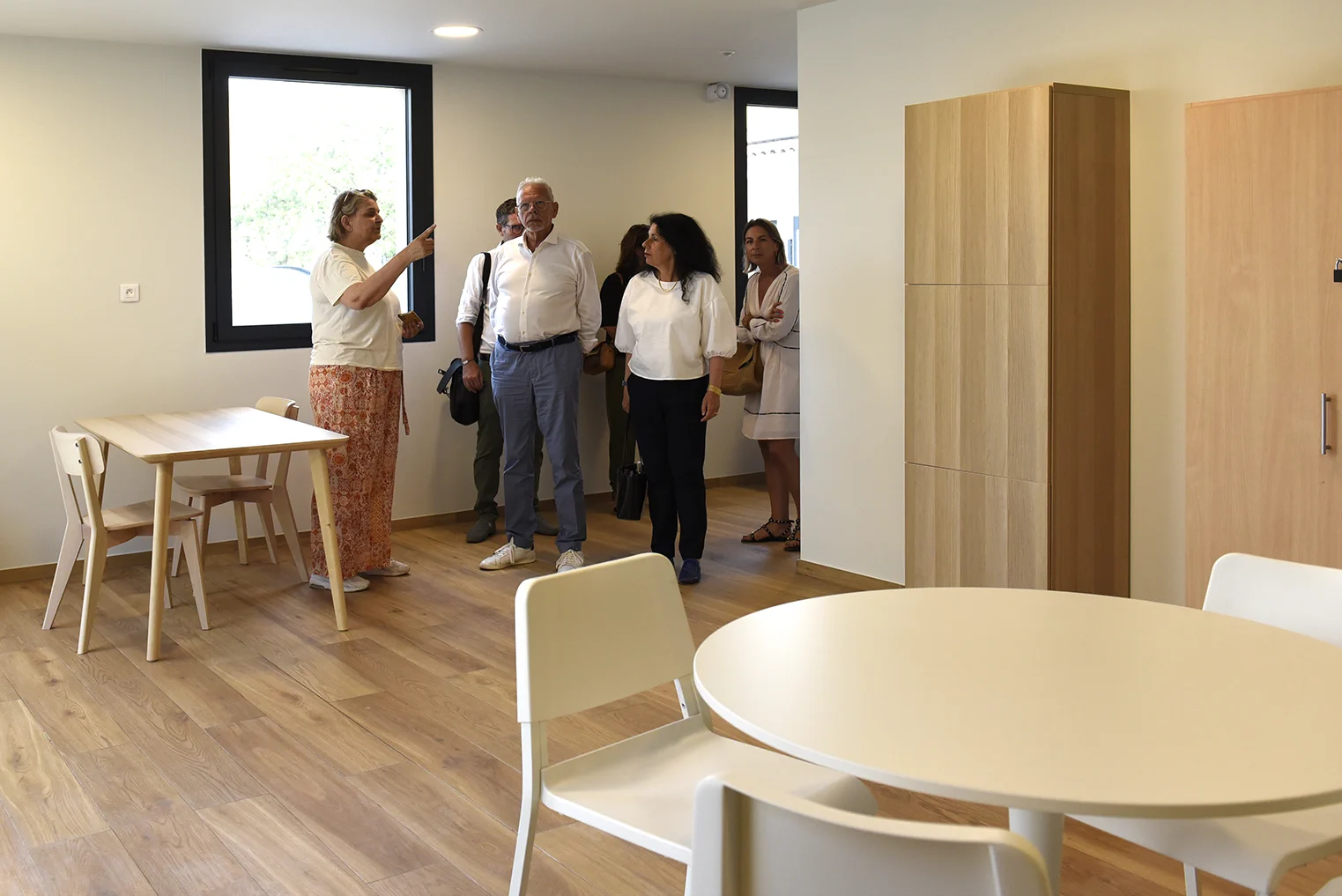 Des visiteurs découvrent une pièce de la nouvelle maison d’enfants.