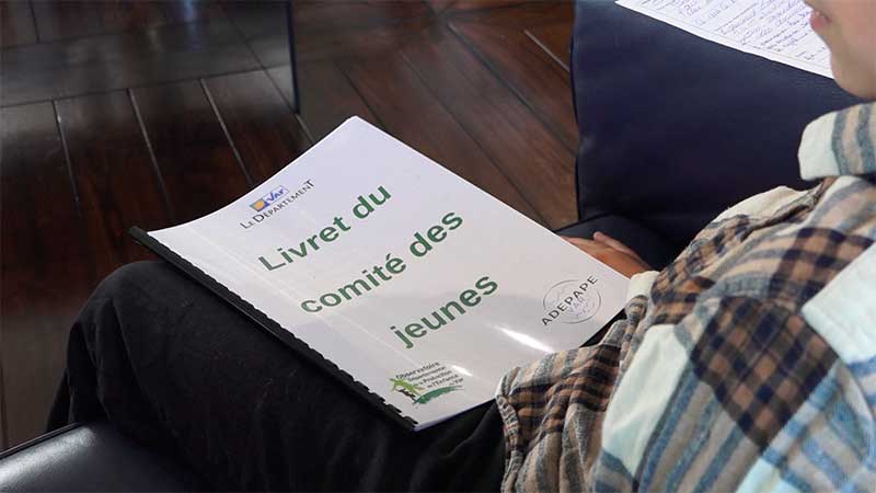 Le livret du comité des jeunes du Var tenu ouvert devant l’appareil.