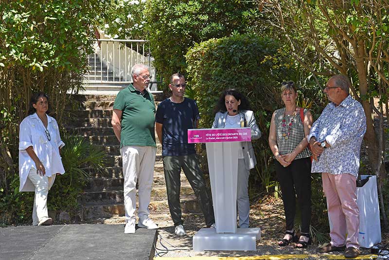 Remise d’une distinction pendant la Fête de l’enfance au Pradet.