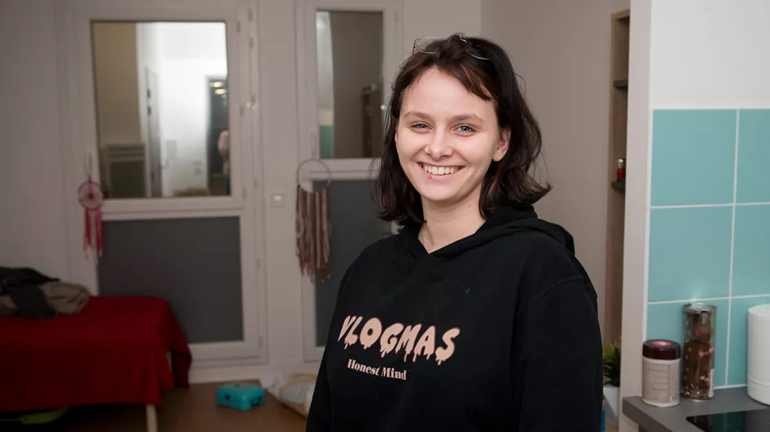 Une personne photographiée dans une pièce de la résidence.