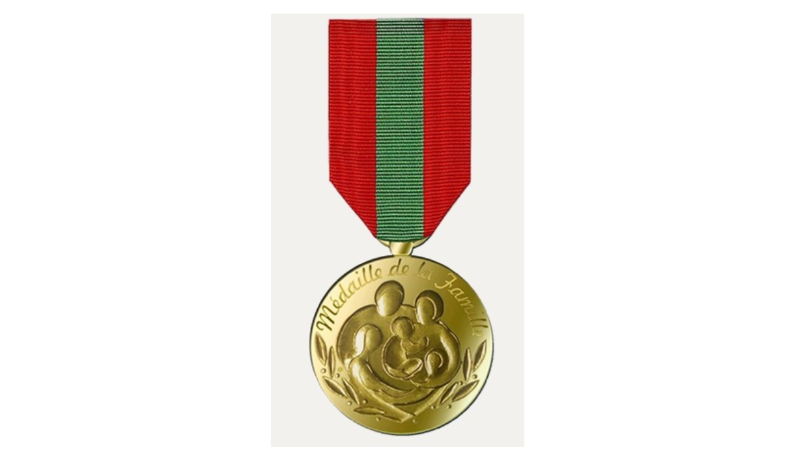 La médaille de l’enfance et des familles et son ruban.