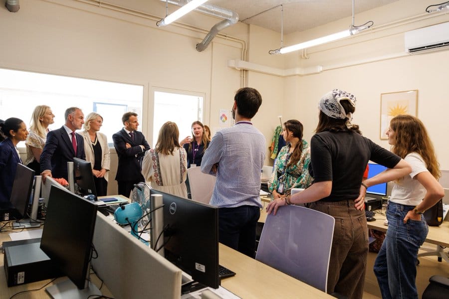 Des professionnels et visiteurs dans une salle du centre Asterya.