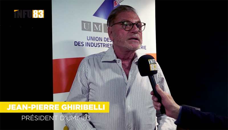 Un intervenant répond à une interview pendant le lancement de l’UMIH Tour 83.