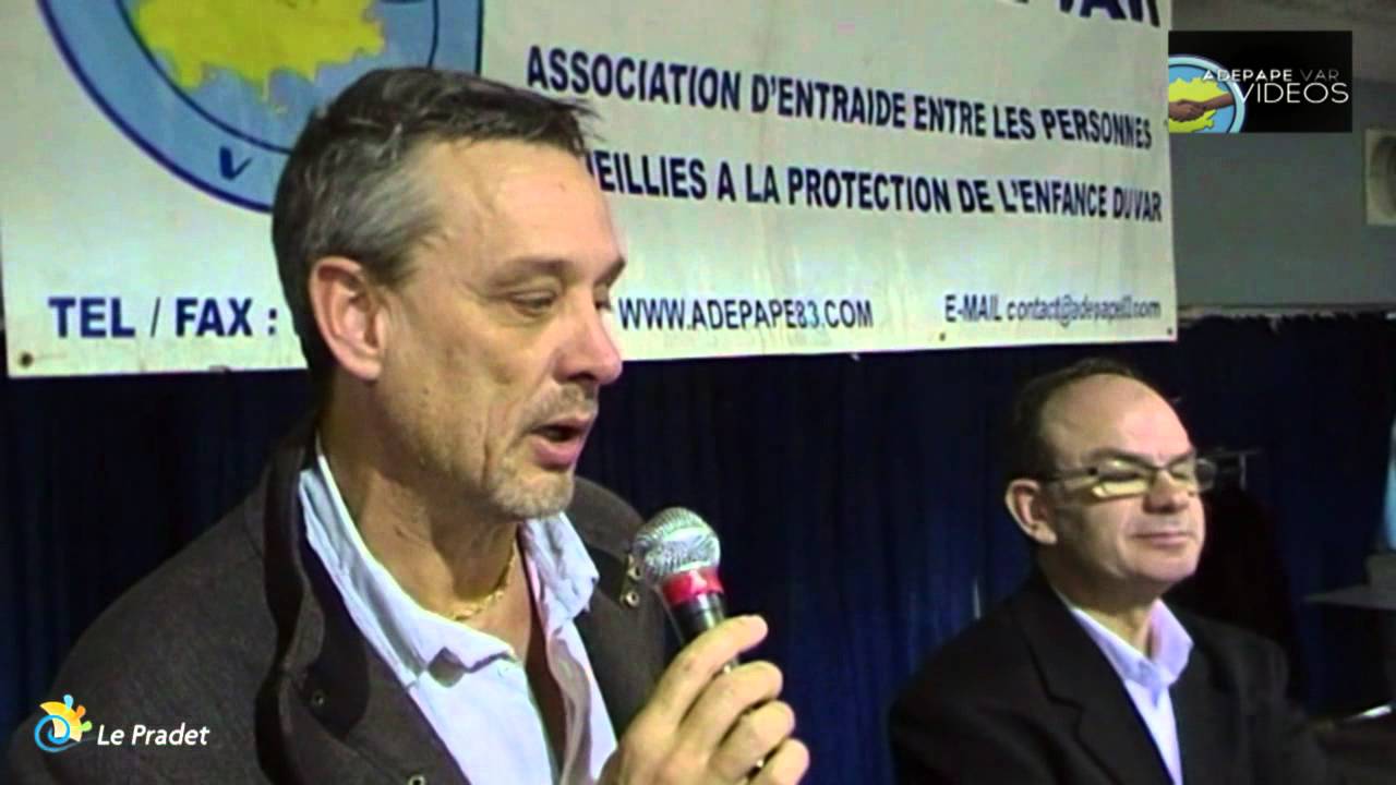 Un animateur au microphone devant le panneau de l’ADEPAPE Var.