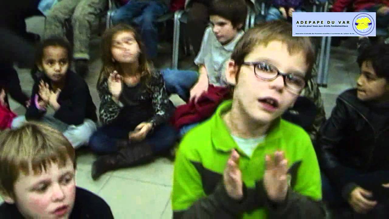 Des participants à la fête de Noël dans l’archive vidéo de 2011.