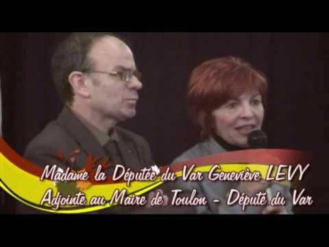 Un intervenant au microphone pendant la fête de Noël 2009.