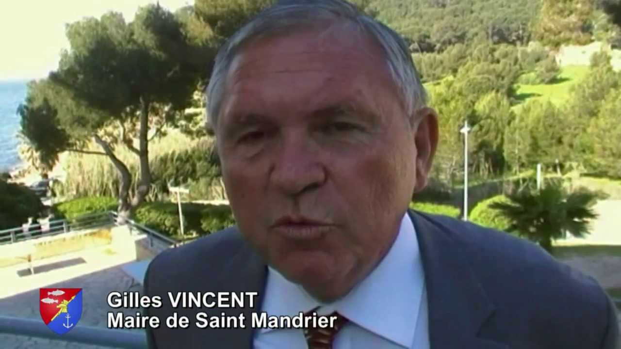 Un intervenant interviewé en extérieur dans l’archive de Saint-Mandrier.