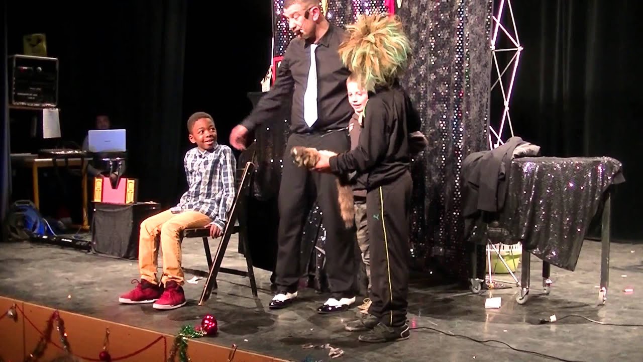 Des artistes pendant le spectacle de Noël 2015.