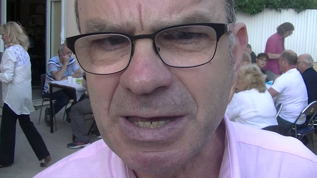Pierre Marie répond à une interview en extérieur pendant le congrès.