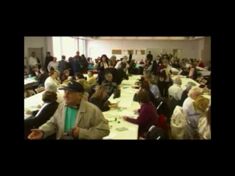 Les participants installés aux tables du Grand Loto.