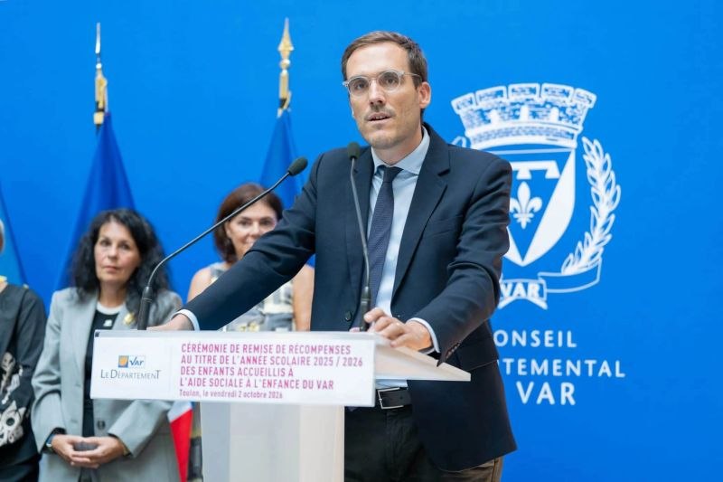 Prise de parole au pupitre pendant la cérémonie.