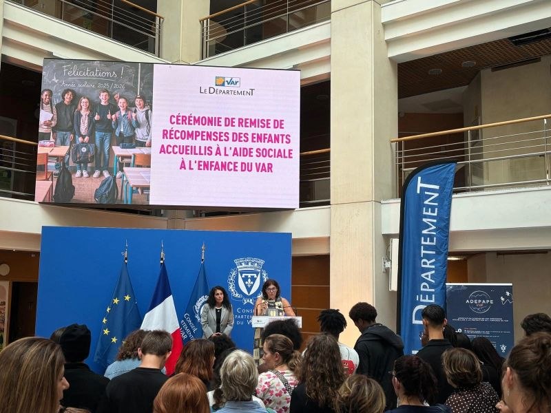 Un moment de remise des récompenses sur scène.