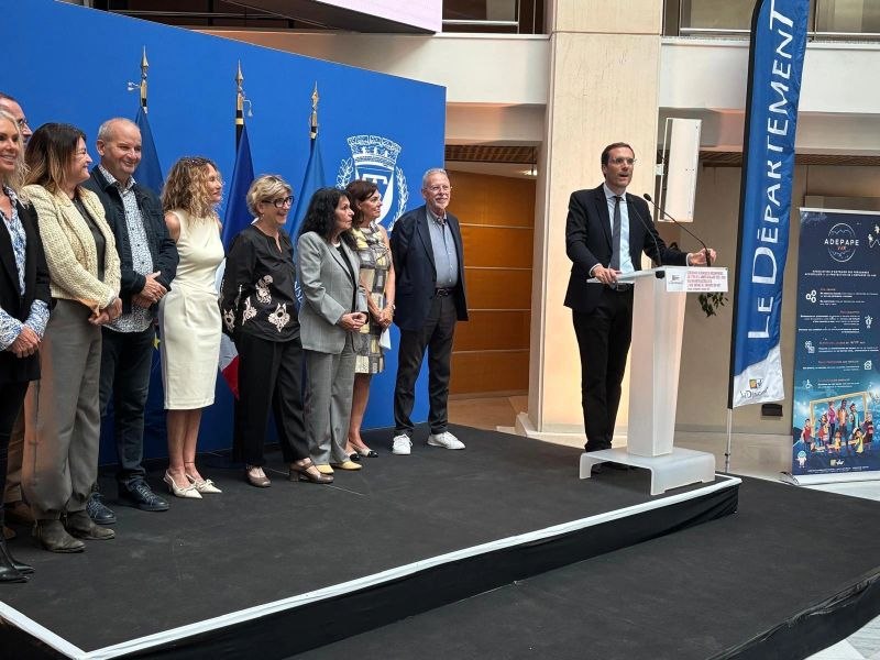 Les participants et les organisateurs réunis sur scène.