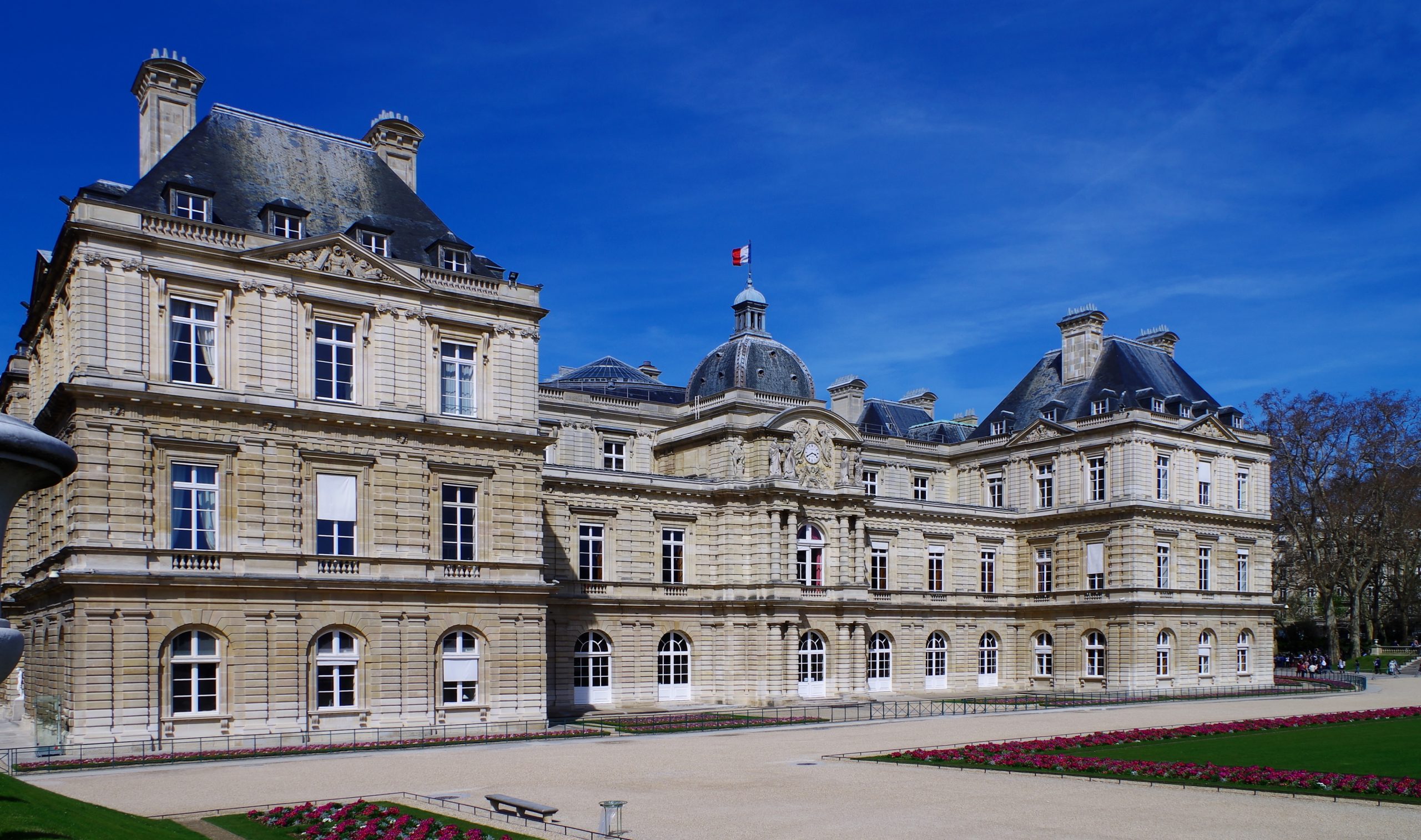 Façade du palais du Luxembourg, avec le drapeau français au-dessus du dôme.